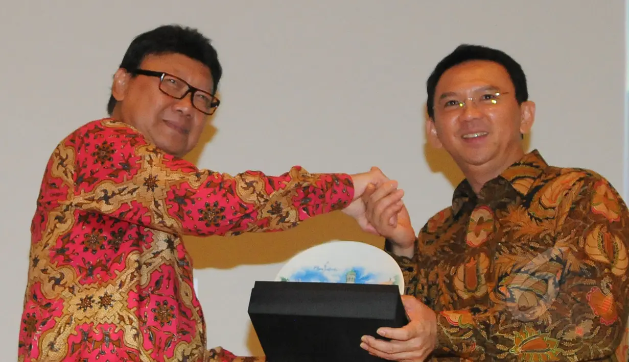Mendagri Tjahjo Kumolo (kiri) bersalaman dengan Gubernur DKI Basuki Tjahaja Purnama usai pembukaan Musyawarah Perencanaan Pembangunan (Musrenbang) di Balai Kota, Jakarta, Selasa (14/4/2015). (Liputan6.com/Herman Zakharia) 