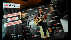 Alif Ekacahya, pemenang keempat ajang Video Music Contest saat tampil di kantor Vidio.com, SCTV Tower, Senayan City, Jakarta. Foto diambil pada Senin (26/1/2015). (Liputan6.com/Faisal R Syam)