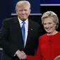 Hillary Clinton dan Donald Trump bersalaman dalam debat perdana yang dihelat di Hofstra University (Reuters)