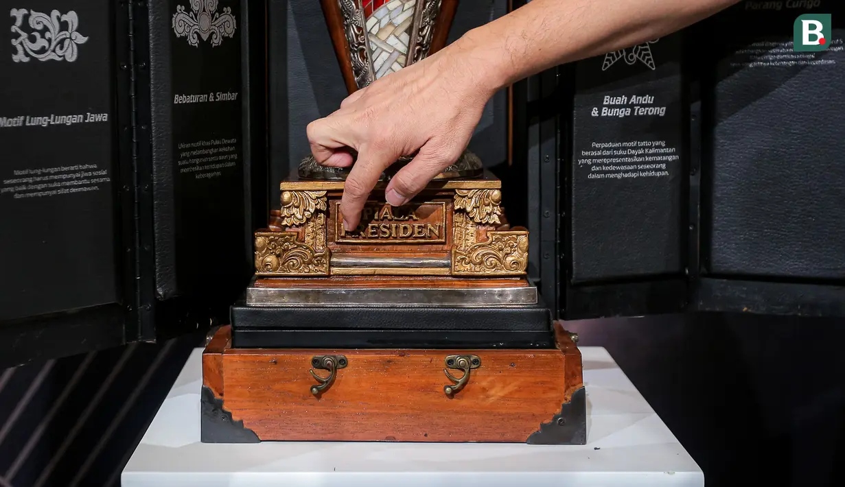 Trofi Piala Presiden 2024 saat dipamerkan dalam konferensi pers yang berlangsung di SCTV Tower, Senayan, Jakarta, Senin (15/07/2024). (Bola.com/Bagaskara Lazuardi)