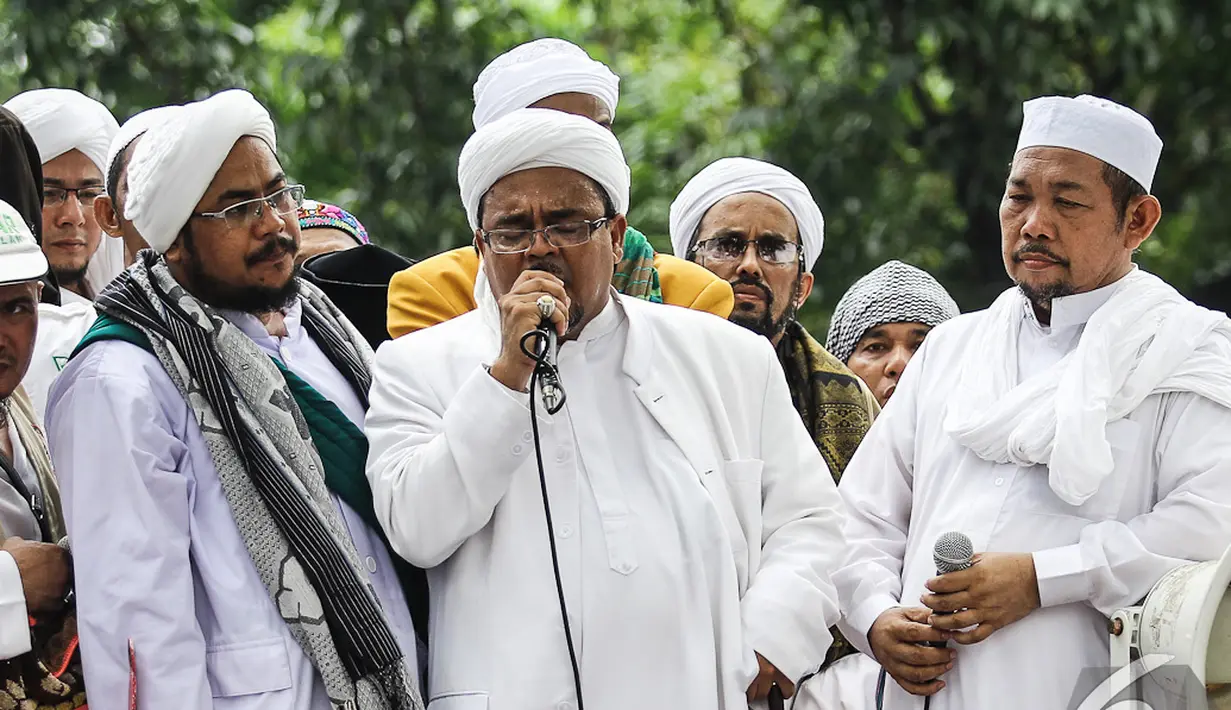 Habib Rizieq (tengah) saat berorasi di depan Balaikota, Jakarta, Senin (10/11/2014)   (Liputan6.com/Faizal Fanani)