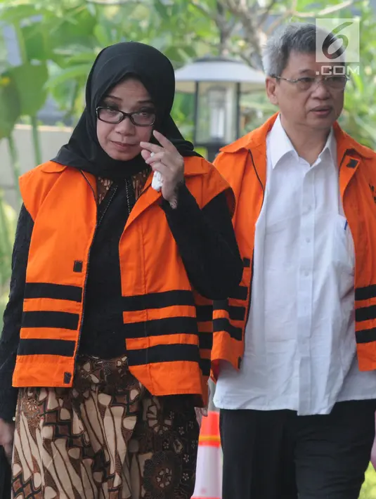 Wakil Ketua Komisi VII DPR Eni Maulani Saragih dan Anggota DPRD Sumut Sony Firdaus tiba untuk menjalani pemeriksaan lanjutan di KPK, Jakarta, Rabu (10/10). Eni Saragih diperiksa sebagai saksi untuk tersangka Idrus Marham. (Merdeka.com/Dwi Narwoko)