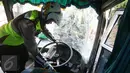 Petugas kepolisian menyelidiki sebuah bus PO Merdeka yang menabrak pohon di jalur Lingkar, Jawa Barat, Sabtu (2/7). Kecelakaan terjadi karena rem bus bernopol Z 7829 T itu tidak berfungsi, alias blong. (Liputan6.com/Immanuel Antonius)