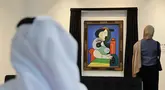 Pengunjung melihat lukisan Pablo Picasso 'Femme à la montre' yang dipamerkan di Sotheby's Dubai pada tanggal 25 September 2023. (Giuseppe CACACE / AFP)