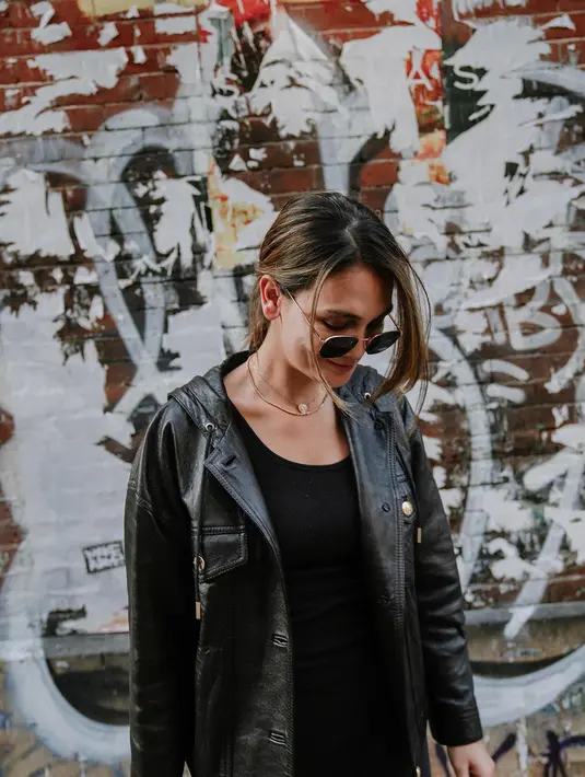 Luna Maya, wanita yang memiliki tubuh semampai itu nyaris tak pernah gagal dalam berpenampilan. Jika ia biasa sering tampil girly, kali ini Luna tampak berbeda. (Instagram/lunamaya)