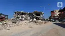 Kondisi bangunan yang runtuh akibat guncangan gempa berkekuatan magnitudo 7,8 yang menguncang Turki dan Suriah di kota Antakya, Provinsi Hatay, Turki, Sabtu (18/2/2023). Bangunan yang rubuh akibat gempa berkekuatan magnitudo 7,8 yang menguncang Turki dan Suriah pada 6 Februari dini hari lalu mayoritas adalah gedung apartemen. (Liputan6.com/Andry Haryanto)