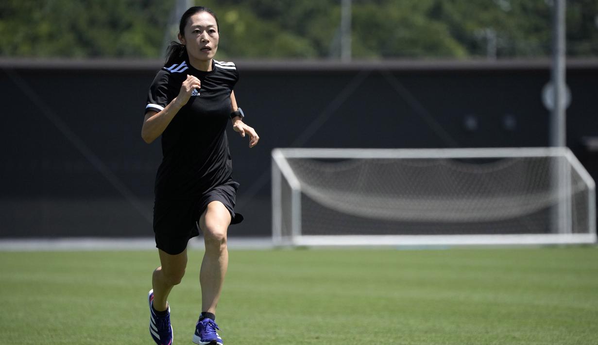 Sebanyak tiga wasit wanita telah dipilih oleh FIFA dan salah satunya adalah Yoshimi Yamashita wasit wanita asal Jepang. (AP Photo/Eugene Hoshiko)