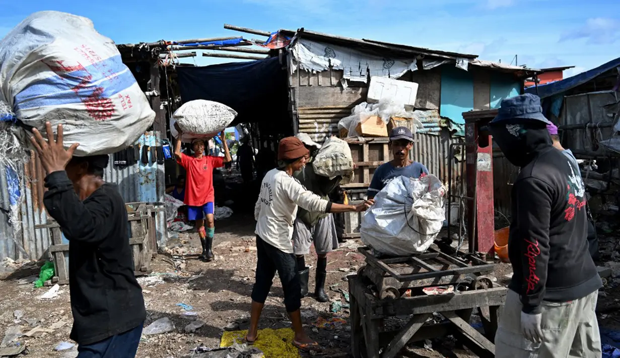 "Pengelolaan sampah merupakan persoalan kompleks. Bila ada sumbangan pemikiran yang bagus akan kami maksimalkan demi terciptanya tata kelola sampah yang sistematis dan baik," kata Kadek Agus saat menerima kunjungan Pemimpin Konsultan Peningkatan Peran Aktif Masyarakat (PPAM) Bali Gede Suarja bersama tim di Denpasar, Jumat. (SONNY TUMBELAKA/AFP)