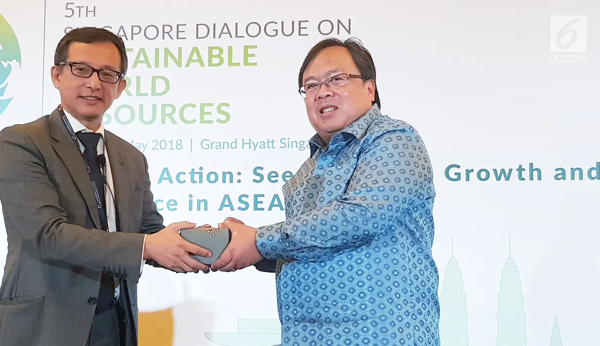 Menteri PPN/Kepala Bappenas, Bambang Brodjonegoro menerima cinderamata usai Singapore Dialogue on Sustainable World Resources, Singapura, Jumat (18/05). Pada dialog tersebut Indonesia serius menghadapi perubahan iklim global. (Liputan6.com/HO/Bappenas)