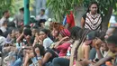 Aliansi Mahasiswa Papua (AMP) sambangi Lapangan Sabahara Polda Metro Jaya sebagai bentuk solidaritas untuk menunggu ratusan kawan mereka yang tengah diperiksa Polda Metro, Jakarta, Selasa (1/12/2015). (Liputan6.com/Yoppy Renato)