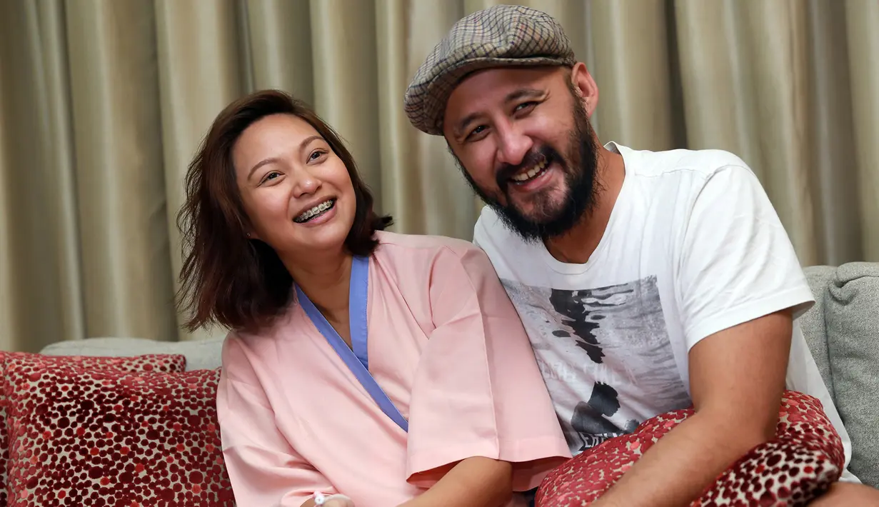 Pasangan suami istri ini menciptakan sebuah lagu sebagai bentuk rasa syukur atas lahirnya sang buah hati. Lagu tersebut masih dalam tahap penyempurnaan. (Wimbarsana/Bintang.com)