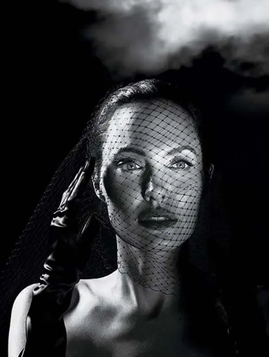 “Sesekali aku merasa sangat terpukul, tetapi aku terus berusaha mengatasinya dengan tertawa sebanyak mungkin. Karena kalau kita tampak stress akan berpengaruh juga terhadap kondisi anak,” pungkas Angelina Jolie. (Instagram/angelinajolieofficial)