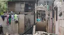 Seorang warga mencari barang-barang miliknya pasca kebakaran pemukiman di kawasan Manggarai, Jakarta, Minggu (18/12/2022). Kebakaran tersebut menghanguskan sekitar 50 rumah semi permanen yang ada di bantaran sungai Ciliwung. (Liputan6.com/Herman Zakharia)