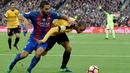Penyerang Barcelona, Arda Turan, berusaha melewati bek Malaga, Mikel Villanueva, dalam lanjutan La Liga di Camp Nou, Barcelona, Sabtu (19/11/2016). (AFP/Lluis Gene)
