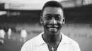 Semasa masih aktif bermain, Pele mempunyai karier yang sangat gemilang dengan menjuarai Piala Dunia sebanyak tiga kali. Tak hanya itu saja, Pele juga tercatat sebagai pemain yang sangat produktif dengan torehan 1.281 gol dalam 1.363 pertandingan selama 21 tahun kariernya. Jumlah golnya itu mencakup 77 gol dalam 92 pertandingan untuk timnas Brasil. Alhasil, Pele menjadi salah satu dari enam pencetak gol terbanyak dalam sejarah tim Samba. (AFP)