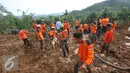 Sejumlah relawan melakukan proses pencarian korban tanah longsor di Desa Caok, Purworejo, Jawa Tengah, Senin (20/6). Proses evakuasi terus dilakukan karena diduga masih ada korban yang belum ditemukan. (Liputan6.com/Boy Harjanto)