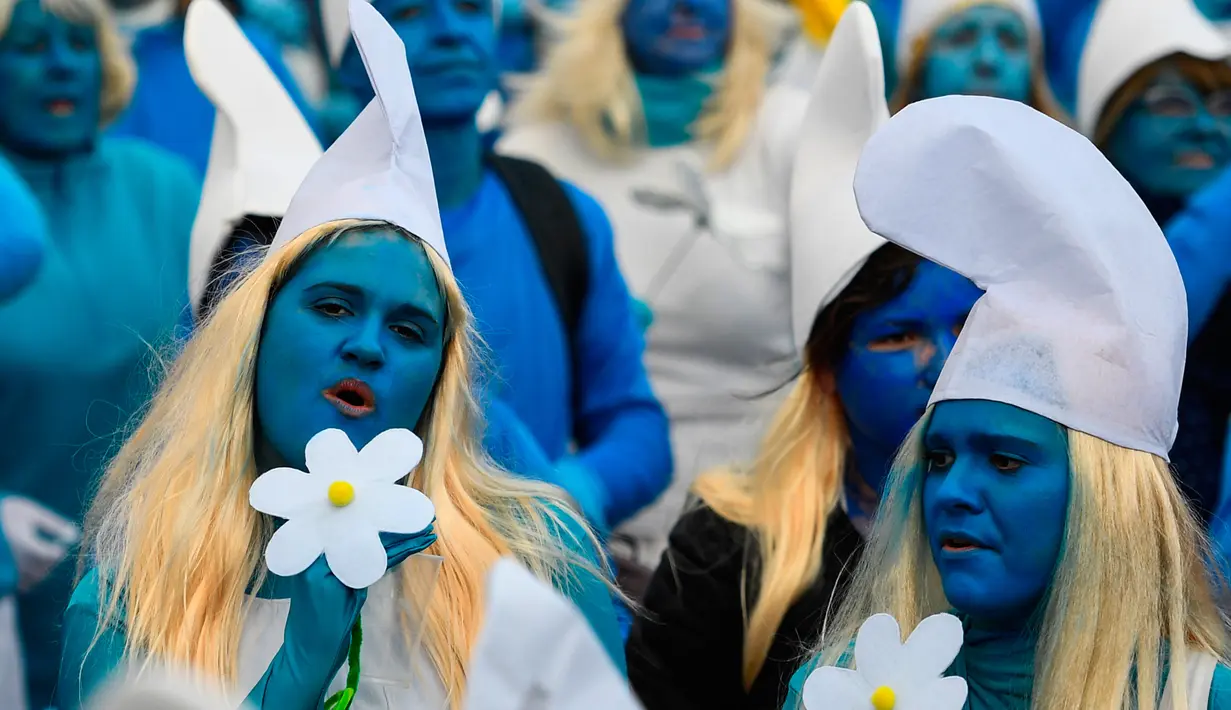 Orang-orang berpakaian seperti Smurf untuk memecahkan rekor pertemuan terbesar di dunia, di Landerneau, Prancis barat, Sabtu (7/3/2020). Acara tersebut untuk memecahkan rekor sebelumnya yang dilakukan di Jerman dengan 2.762 orang pada 2019. (Photo by Damien MEYER / AFP)