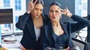 Aurelie Moeremans berpose bersama Sophia Latjuba yang sama-sama mengenakan blazer hitam. Aurelie memilih memadukan blazer hitamnya dengan innerwear berwarna putih, kontras yang selalu menjadi pilihan aman untuk dikenakan bersamaan. Foto: Instagram.