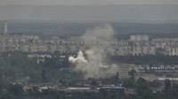 Severodonetsk di wilayah Donbas timur Ukraina pada Senin 13 Juni 2022, menjadi sasaran pasukan Rusia, daerah terakhir yang masih di bawah kendali Ukraina di wilayah Luhansk. (Aris Messinis/AFP)