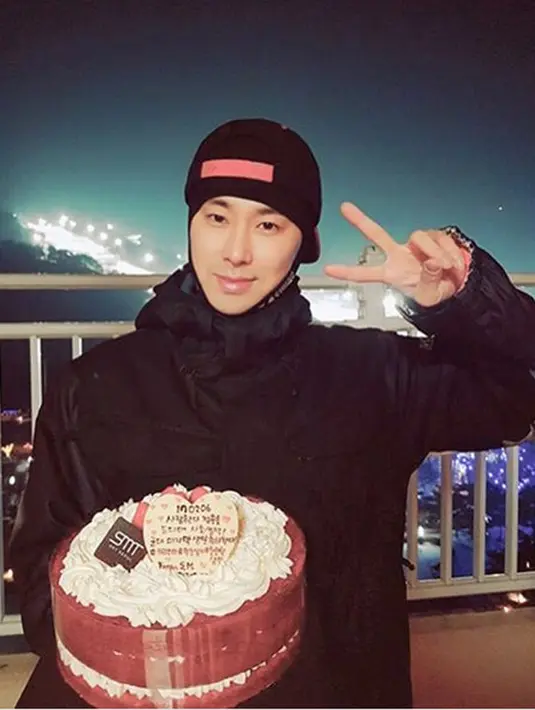 Kembalinya Yunho TVXQ usai megikuti wajib militer tentu mendapat sambutan hangat dari para penggemarnya. MEreka setia menunggu kedatangan Yunho di Yangju, Korea Selatan. (Instagram/uknow_official)