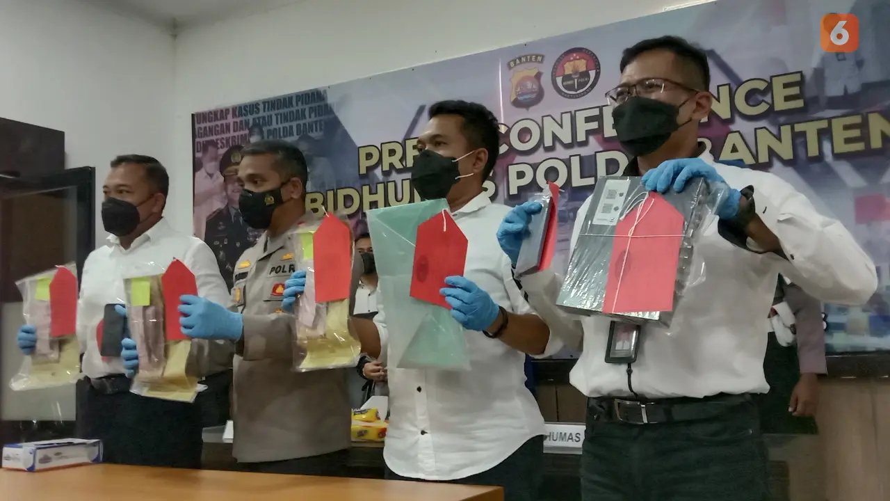 Polda Banten Tunjukkan Barang Bukti Suap Penerbitan SHM Di BPN Lebak. (15/11/2021). (Liputan6.com/Yandhi Deslatama).