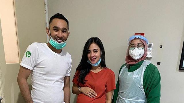 Potret Persalinan Anak Enji Eks Ayu Ting Ting Bayinya Laki Laki Showbiz Liputan6 Com