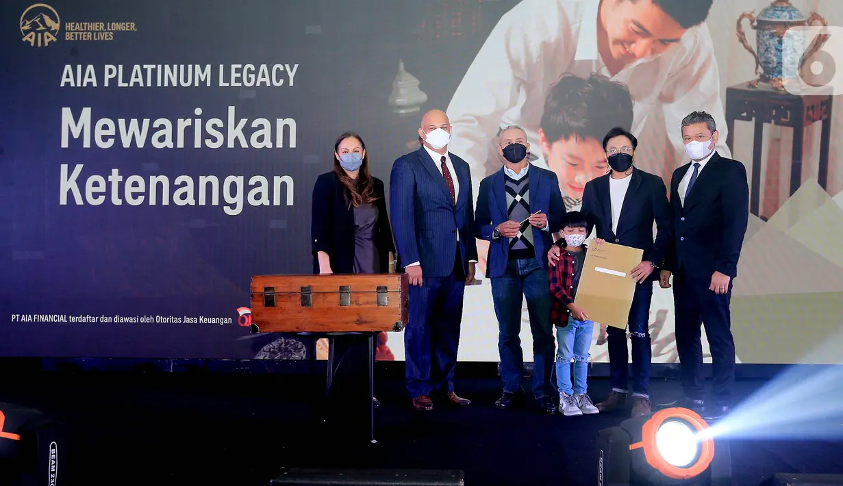 Presiden Direktur AIA Sainthan Satyamoorthy (kedua kiri) didampingi Chief Marketing Officer Kathryn Parapak (kiri), Direktur Keagenan Indrasena Patmawidjaja (kanan) dan nasabah foto bersama pada peluncuran AIA Platinum Legacy di Jakarta, Senin (6/6/2022). AIA Platinum Legacy yang menyasar segmen nasabah High Net Worth (HNW) dengan nilai proteksi maksimal mulai Rp 2 miliar dilengkapi AIA Vitality untuk bantu jaga kesehatan nasabah. (Liputan6.com/HO/Astra)
