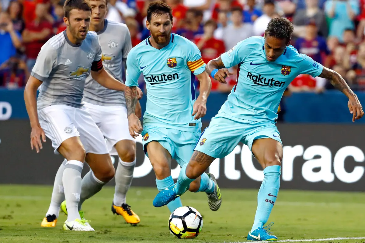Striker Barcelona, Neymar (kanan), menerobos pertahanan Manchester United (MU) pada pertandingan International Champions Cup 2017, (27/7/2017). Barcelona mengalahkan MU 1-0. (AP Photo/Patrick Semansky)