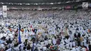 Massa kampanye akbar Pasangan capres-cawapres nomor urut 02 Prabowo Subianto - Sandiaga Uno memadati Stadion Utama Gelora Bung Karno (SUGBK), Senayan, Jakarta, Minggu (7/4/2019). Sebagian besar simpatisan kompak menggunakan pakaian putih-putih. (merdeka.com/Arie Basuki)