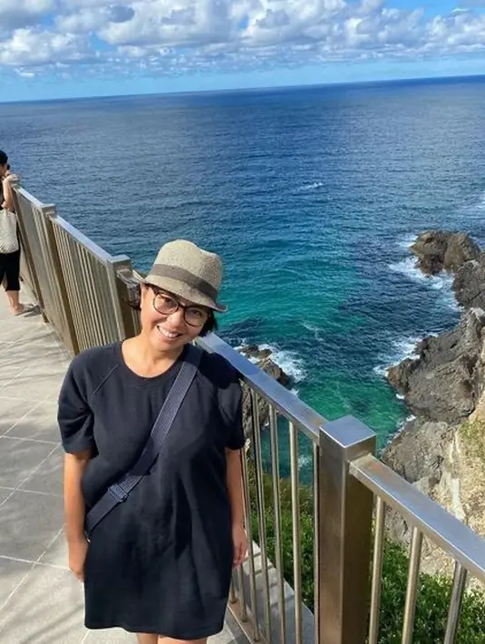 Lusy Rahmawaty eks Ab Three hijrah ke Australi, ia pun jadi perawat lansia. saat ia berjalan-jalan di tempat-tempat indah di Australia seperti ke pantai ia tampak santai mengenakan dress hitam dan topinya. @ Lusy_Rahmawaty