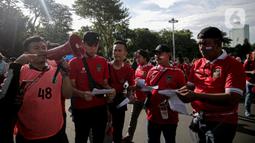 Suporter timnas Indonesia mulai memadati area Stadion Utama Gelora Bung Karno (SUGBK) untuk menyaksikan leg pertama semifinal Piala AFF 2022 kontra Vietnam di Jakarta, Jumat (6/1/2023). Seperti pertandingan-pertandingan terdahulu, penonton yang datang pun hadir mengenakan atribut lengkap bernuansa Timnas Indonesia. (Liputan6.com/Faizal Fanani)