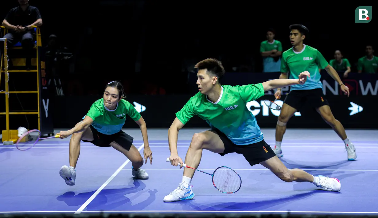 Lai Pei Jing (kiri) dan Ong Yew Sin (tengah) dari Tim Blitzers berusaha mengembalikan kok ke arah tim Rockets dalam laga pertama 3v3 Badminton XL 2025 yang berlangsung di Istora Senayan, Jakarta, Jumat (03/10/2025). (Bola.com/Bagaskara Lazuardi)