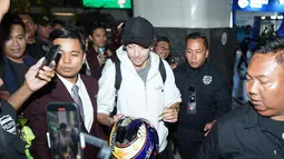 Tiba di Indonesia, Valentino Rossi langsung disambut meriah penggemarnya yang menanti di area luar Bandara Soekarno-Hatta, Tangerang, Banten pada Senin (29/9/2025) malam. (Foto: Pertamina Lubricants)
