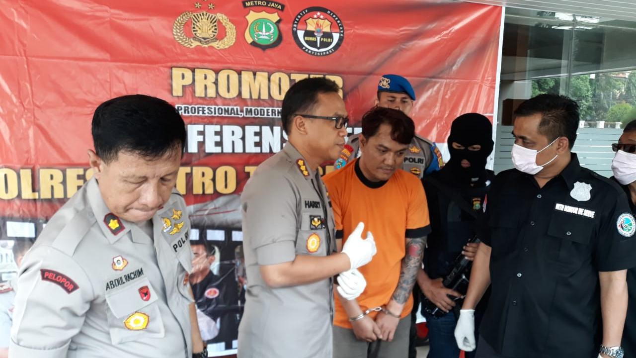 Kapolres Metro Tangerang Kombes Pol Harry Kurniawan menginterogasi pelaku pengedar sabu, Kamis (13/10/2018).