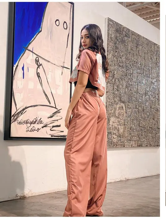 "Romantis banget lah aku, pokoknya aku kayak orang yang terlihat seperti menunjukkan cinta ke pasangan, walaupun adalah perempuan. Aku sih nggak tahu ya, dulu aku pernah kasih bunga ke cowok aku pas zaman kuliah, itu waktu pacaran sama yang 6 tahun," jelasnya. (Instagram/anyageraldine)