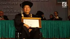 Putu Wijaya mendapat gelar Doktor Honoris Causa dari Institut Seni Indonesia (ISI) Yogyakarta.