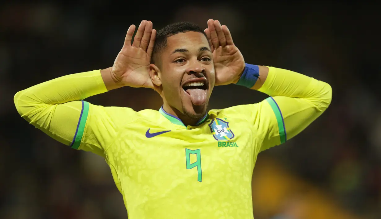 Selebrasi pemain Timnas Brasil U-20, Vitor Roque setelah mencetak gol ke gawang Timnas Venezuela U-20 pada laga Piala Amerika Selatan U-20 di Metropolitano de Techo Stadium, Bogota, Kolombia (3/2/2023). Striker berusia 18 tahun yang sejak April 2022 menjadi milik Athletico Paranaense ini menjadi pemain termahal dalam skuad Timnas Brasil U-20 dengan memiliki nilai pasar 14 juta euro atau setara hampir Rp231 miliar. Bersama Timnas Brasil U-20 ia telah mengoleksi 11 caps dengan torehan 6 gol dan 2 assist sejak debut pada 11 Juni 2022. (AFP/Juan Pablo Pino)