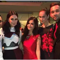 Siapa yang tidak ingat dengan video skandal yang menyeret Luna Maya dan Cut Tari dan membuat hubungan tidak baik diantara keduanya. Tetapi beberapa hari lalu, beredar foto mesra antara Luna dan Cut Tari. Ini klarifikasi dari Luna Maya tentang foto te...