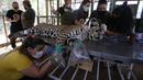 Para staf merawat seekor macan tutul yang terluka di sebuah pusat perlindungan satwa di Negara Bagian Goias, Brasil (27/9/2020). Kebakaran hutan di lahan basah Pantanal terus meluas hingga mengancam kehidupan satwa liar dan lingkungan sekitar. (Xinhua/Lucio Tavora)