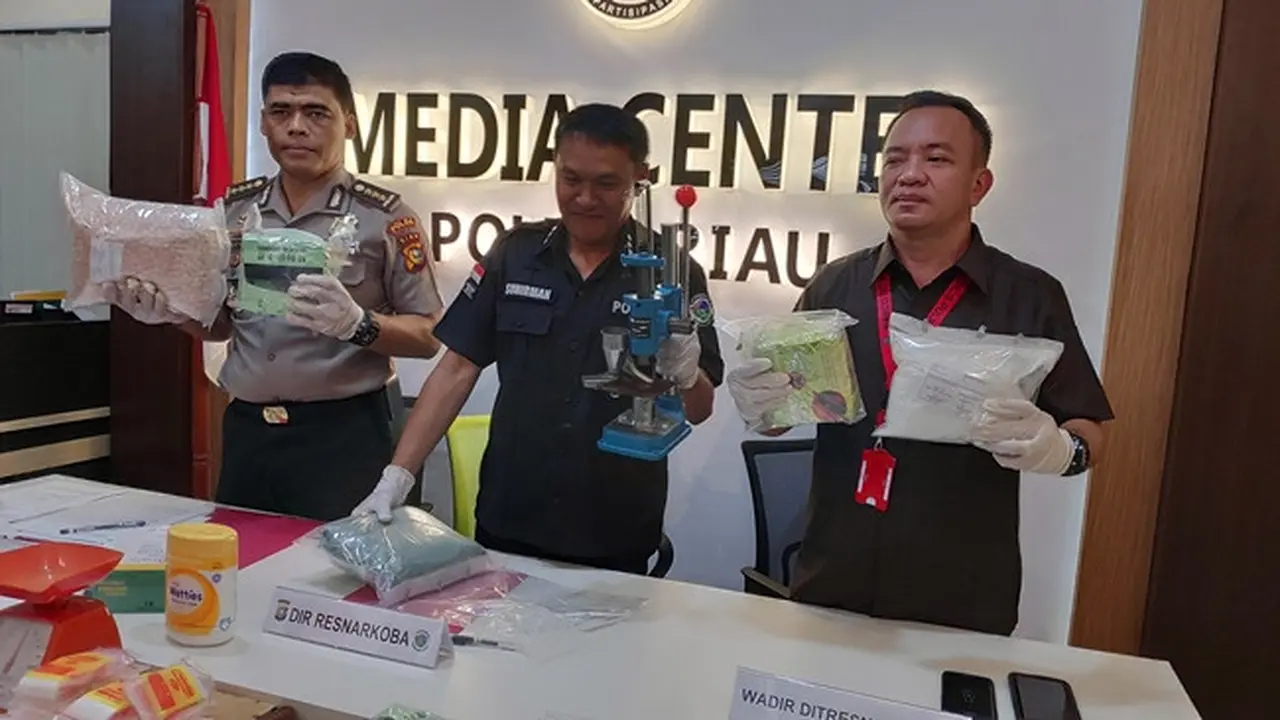 Barang bukti narkoba jenis sab dan pil ekstasi yang tersangka ditembak polisi.