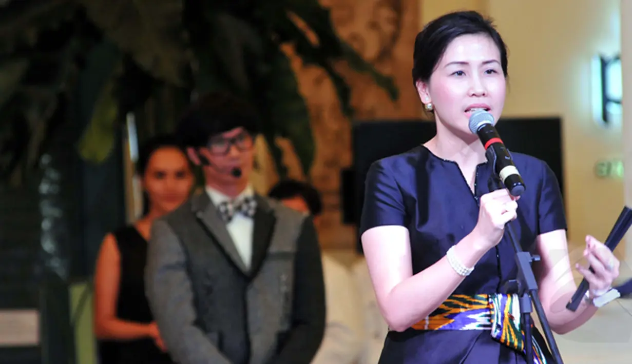 Veronica Tan Basuki Tjahaja Purnama saat membuka pameran busana lintas waktu dan zaman "Pilgrimage" di Museum Tekstil, Jakarta, Kamis (15/01/2015). (Liputan6.com/Panji Diksana)