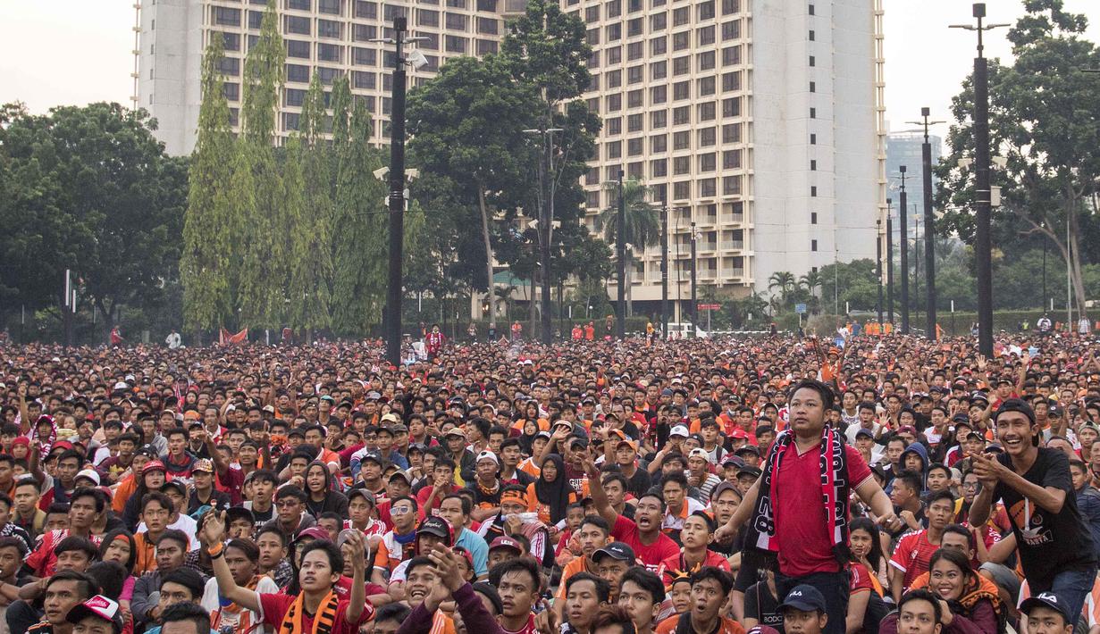 Lautan suporter Persija Jakarta, The Jakmania, memberi dukungan saat nonton bareng di Plaza Timur Senayan, Jakarta, Minggu (9/12). Persija juara Liga 1 setelah menang 2-1 atas Mitra Kukar. (Bola.com/Peksi Cahyo)
