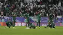 Reaksi kecewa para pemain Timnas Arab Saudi setelah dipastikan kalah 2-4 dari Korea Selatan saat adu tendangan penalti pada laga babak 16 besar Piala Asia 2023 di Education City Stadium, Al Rayyan, Qatar, Rabu (31/1/2024) dini hari WIB. (AP Photo/Thanassis Stavrakis)