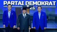 Presiden Prabowo Subianto bersama Ketum Partai Demokrat Agus Harimurti Yudhoyono (AHY) dan Ketua Majelis Tinggi Partai Susilo Bambang Yudhoyono (SBY) di acara penutupan Kongres VI Partai Demokrat. (Foto: Muchlis Jr - Biro Pers Sekretariat Presiden)