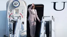 Wakil Presiden AS Kamala Harris melambaikan tangan ketika ia menaiki Air Force Two untuk pergi setelah menghadiri KTT Perhimpunan Bangsa-Bangsa Asia Tenggara (ASEAN), di Bandara Internasional Soekarno-Hatta di Tangerang, Indonesia, Kamis, 7 September 2023. (Yasuyoshi Chiba/Pool Photo via AP)