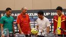Pelatih Indonesia, Alfred Riedl (kedua kiri) berbincang bersalama pelatih Vietnam, Nguyen Huu Thang usai memberi keterangan jelang laga semifinal leg pertama Piala AFF 2016 di Bogor, Jumat (2/12). (Liputan6.com/Helmi Fithriansyah)