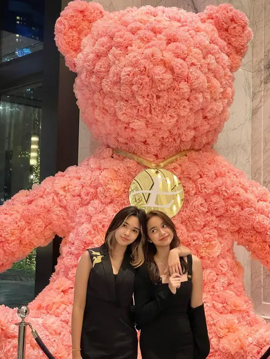 Sedangkan Richard Kevin, sebelum menikah dengan Cut Tari telah memiliki dua orang anak, Chanella Leslie dan Kingstone. Setelah Cut Tari dan Richard menikah, Cut Tari menjadi ibu tiga orang anak. [Instagram/cuttaryofficial]