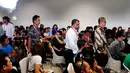 CEO AirAsia Tony Fernandes menjumpai keluarga korban pesawat hilang di Surabaya, Senin (29/12/2014). (Liputan6.com/JohanTallo)