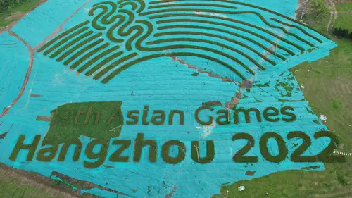 <p>Foto udara yang diambil pada 18 Juli 2022 ini menunjukkan logo Asian Games 2022 yang dibuat dengan tanaman di Hangzhou, di provinsi Zhejiang timur, Tiongkok. (STR / AFP)</p>