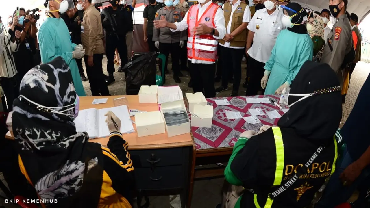 Menteri Perhubungan (Menhub) Budi Karya Sumadi bersama Ketua Satgas Penanganan Covid-19 Doni Monardo mengecek pelaksanaan tes Covid-19 di sejumlah lokasi. Dok Kemenhub